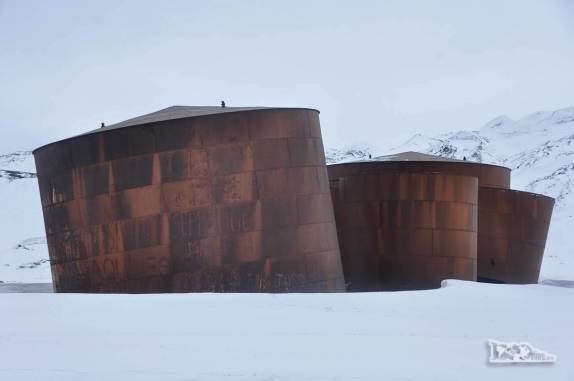 Antigas estações baleeiras na praia de Deception Island, na Antártida
